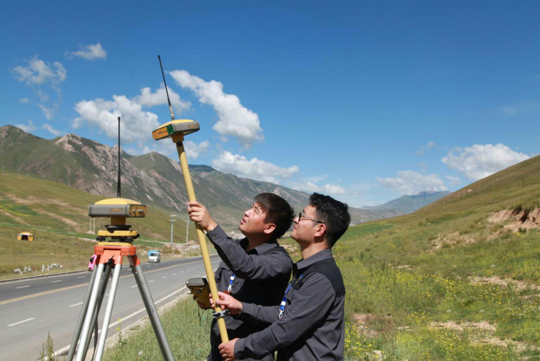 技術(shù)人員在玉樹賽義那園區(qū)使用GPS測量儀進行測繪 技術(shù)人員在玉樹賽義那園區(qū)使用GPS測量儀進行測繪